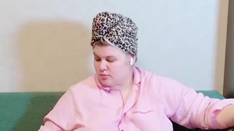 Snapshot of love_wiggy18 chatting on December 2, 1:57 pm Ally online show from December 2, 1:57 pm