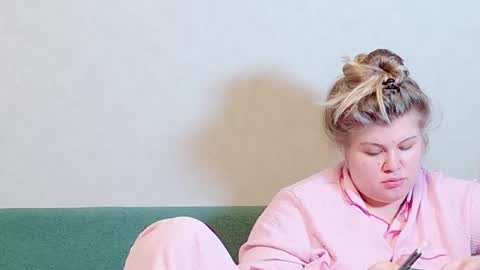 Snapshot of love_wiggy18 chatting on December 12, 1:06 pm Ally online show from December 12, 1:06 pm