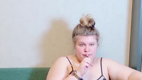 Snapshot of love_wiggy18 chatting on December 19, 3:52 pm Ally online show from December 19, 3:52 pm