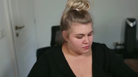 Snapshot of love_wiggy18 chatting on September 18, 2:41 pm Ally online show from September 18, 2:41 pm