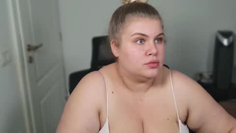 Snapshot of love_wiggy18 chatting on September 29, 2:22 pm Ally online show from September 29, 2:22 pm