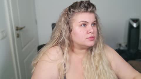 Snapshot of love_wiggy18 chatting on September 30, 6:24 pm Ally online show from September 30, 6:24 pm