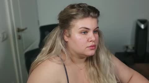 Snapshot of love_wiggy18 chatting on October 1, 7:03 am Ally online show from October 1, 7:03 am