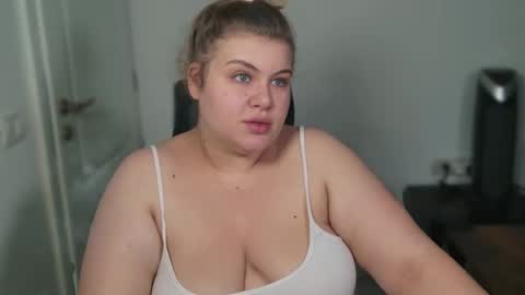 Snapshot of love_wiggy18 chatting on October 4, 5:49 am Ally online show from October 4, 5:49 am