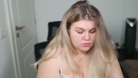 Snapshot of love_wiggy18 chatting on October 8, 5:16 am Ally online show from October 8, 5:16 am