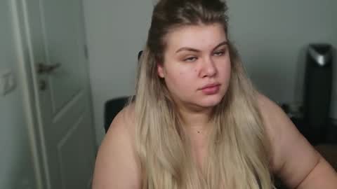 Snapshot of love_wiggy18 chatting on October 9, 3:37 am Ally online show from October 9, 3:37 am