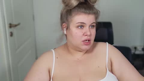 Snapshot of love_wiggy18 chatting on October 15, 8:03 am Ally online show from October 15, 8:03 am