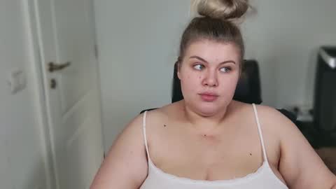 Snapshot of love_wiggy18 chatting on October 23, 6:13 am Ally online show from October 23, 6:13 am