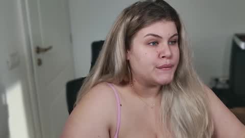 Snapshot of love_wiggy18 chatting on October 26, 6:30 am Ally online show from October 26, 6:30 am