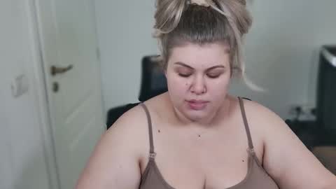 Snapshot of love_wiggy18 chatting on November 3, 7:09 am Ally online show from November 3, 7:09 am