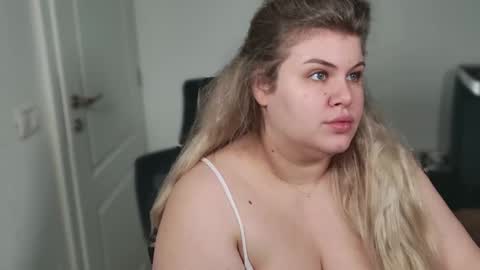 Snapshot of love_wiggy18 chatting on November 5, 6:24 am Ally online show from November 5, 6:24 am