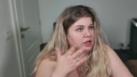 Snapshot of love_wiggy18 chatting on November 11, 7:41 am Ally online show from November 11, 7:41 am