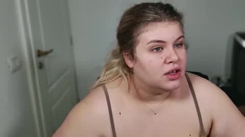 Snapshot of love_wiggy18 chatting on November 12, 7:42 am Ally online show from November 12, 7:42 am