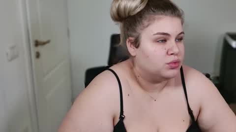 Snapshot of love_wiggy18 chatting on November 13, 7:40 am Ally online show from November 13, 7:40 am