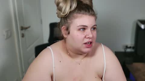 Snapshot of love_wiggy18 chatting on November 24, 8:25 am Ally online show from November 24, 8:25 am