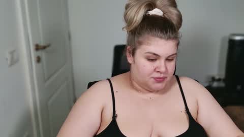 Snapshot of love_wiggy18 chatting on December 2, 8:08 am Ally online show from December 2, 8:08 am