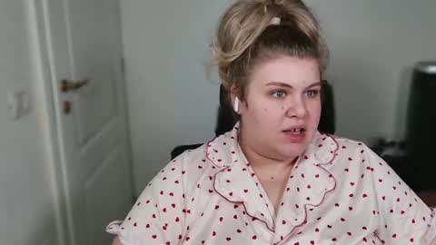 Snapshot of love_wiggy18 chatting on December 4, 8:56 am Ally online show from December 4, 8:56 am