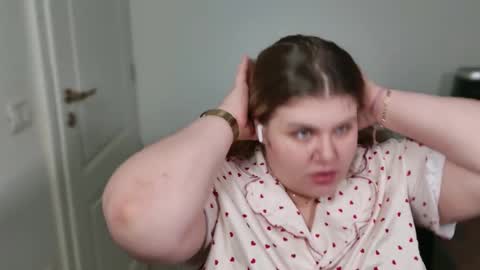 Snapshot of love_wiggy18 chatting on December 18, 7:09 pm Ally online show from December 18, 7:09 pm