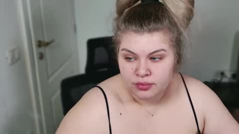 Snapshot of love_wiggy18 chatting on January 6, 7:45 am Ally online show from January 6, 7:45 am