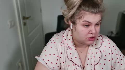 Snapshot of love_wiggy18 chatting on January 8, 6:16 am Ally online show from January 8, 6:16 am