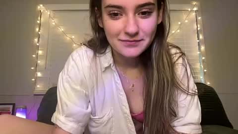Snapshot of lovefromrose1 chatting on June 20, 6:22 pm Olivia Rose online show from June 20, 6:22 pm