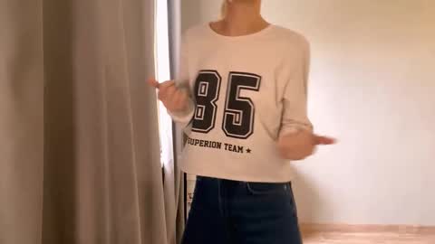 Ella online show from December 3, 7:05 am