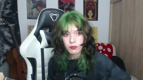 Snapshot of lovely_cass chatting on December 10, 9:23 am Cassie online show from December 10, 9:23 am