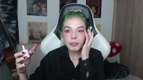 Snapshot of lovely_cass chatting on December 17, 10:43 pm Cassie online show from December 17, 10:43 pm