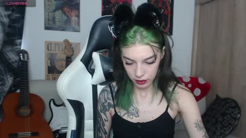 Snapshot of lovely_cass chatting on December 19, 8:55 pm Cassie online show from December 19, 8:55 pm