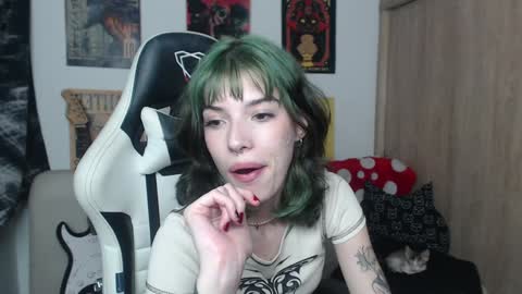 Snapshot of lovely_cass chatting on January 6, 2:37 am Cassie online show from January 6, 2:37 am