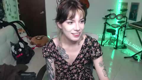 Snapshot of lovely_cass chatting on October 28, 6:06 am Cassie online show from October 28, 6:06 am