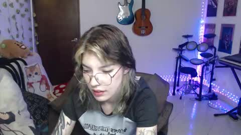 Snapshot of lovely_cass chatting on November 14, 12:31 am Cassie online show from November 14, 12:31 am