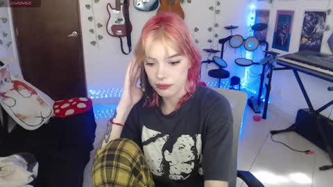 Snapshot of lovely_cass chatting on December 18, 4:46 pm Cassie online show from December 18, 4:46 pm