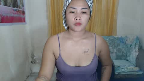 Snapshot of lovely_singlemom chatting on February 10, 1:35 am ask me dear online show from February 10, 1:35 am