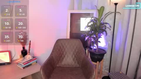 Snapshot of lovelygirl45 chatting on November 27, 3:19 am Valerie online show from November 27, 3:19 am