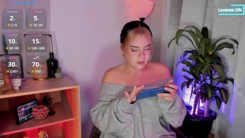 Snapshot of lovelygirl45 chatting on February 24, 2:09 am Valerie online show from February 24, 2:09 am