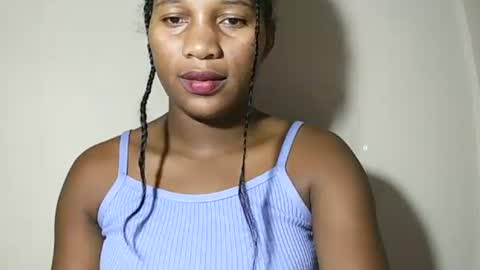 lovelylarra online show from May 3, 11:00 pm