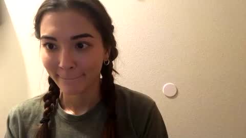 Snapshot of lovelyqueenaria chatting on December 17, 10:22 pm Queen Aria  online show from December 17, 10:22 pm