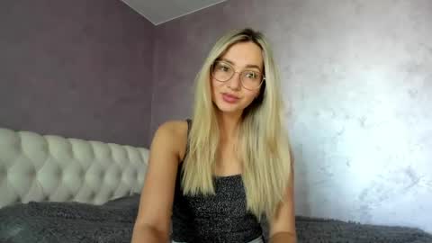 Snapshot of lovelyrose135 chatting on March 8, 8:11 am Lovely Rose online show from March 8, 8:11 am