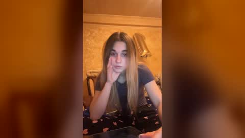 Snapshot of lovelysilk_63 chatting on December 17, 7:31 pm ELA online show from December 17, 7:31 pm