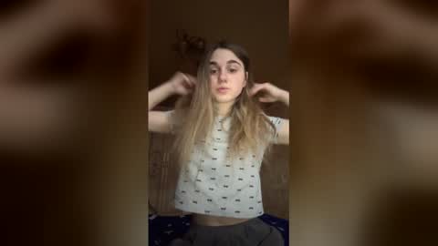 Snapshot of lovelysilk_63 chatting on December 21, 8:21 am ELA online show from December 21, 8:21 am