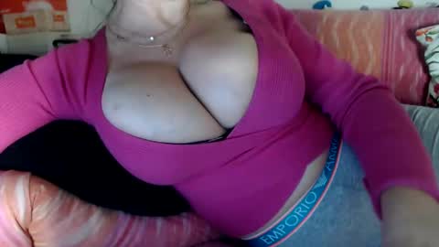 Snapshot of lovelywoman22 chatting on February 21, 3:23 am lovelywoman22 online show from February 21, 3:23 am