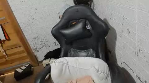 Snapshot of loveme4ever2025 chatting on January 14, 1:44 am shena can you follow me here and tip me yehawww online show from January 14, 1:44 am