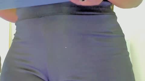 Snapshot of lovequeen02 chatting on January 11, 11:45 am L O V E online show from January 11, 11:45 am