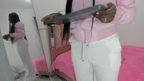 Snapshot of lovequeen02 chatting on January 22, 11:34 am L O V E online show from January 22, 11:34 am