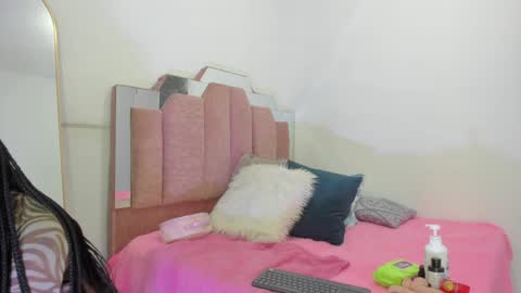 Snapshot of lovequeen02 chatting on January 25, 11:34 am L O V E online show from January 25, 11:34 am