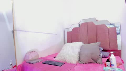 Snapshot of lovequeen02 chatting on February 6, 11:43 am L O V E online show from February 6, 11:43 am