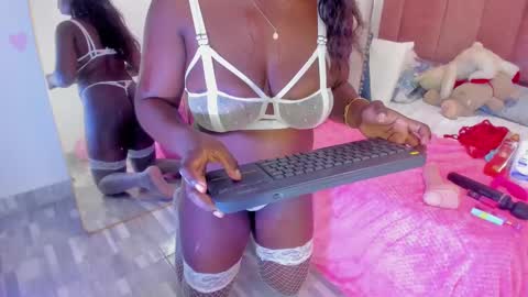 Snapshot of lovequeen02 chatting on February 15, 3:06 pm L O V E online show from February 15, 3:06 pm