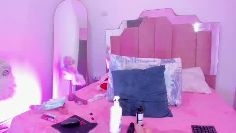 Snapshot of lovequeen02 chatting on March 5, 2:56 pm L O V E online show from March 5, 2:56 pm