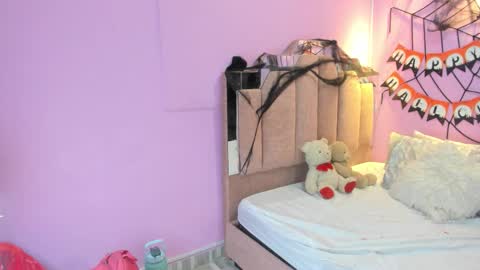 Snapshot of lovequeen02 chatting on October 24, 11:39 am L O V E online show from October 24, 11:39 am